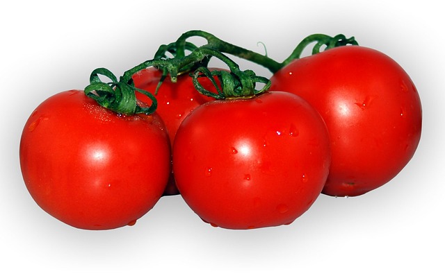 Tomatoes contains lycopene which is good for acne