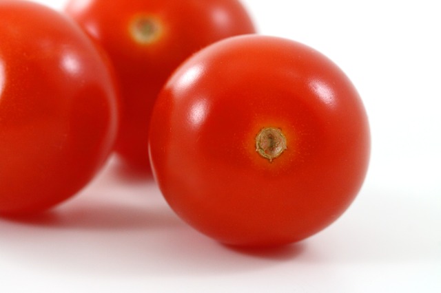 tomatoes to get rid of pimple scars